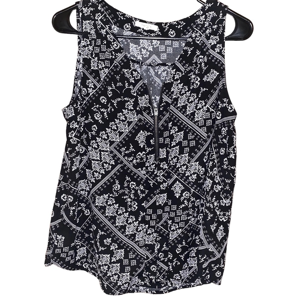 MAURICES Women’s Zip Neck sleeveless Blouse. Black & White SIZE MEDIUM